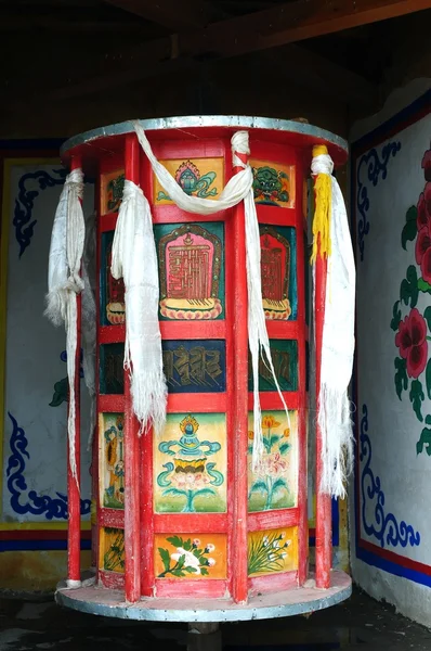 Enorma tibetan prayer wheel — Stockfoto