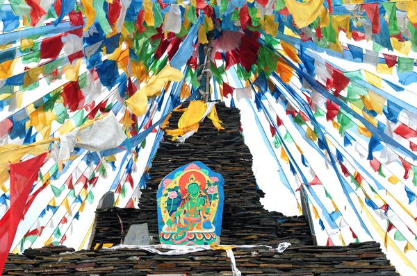 Drapeaux de prière tibétains et rochers de mani — Photo