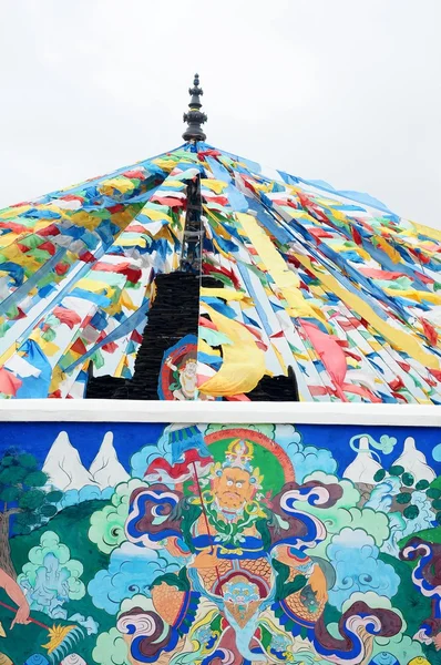 チベットの祈りのフラグと古代の壁アート — ストック写真