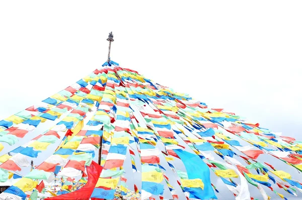 Цветные тибетские молитвенные флаги — стоковое фото