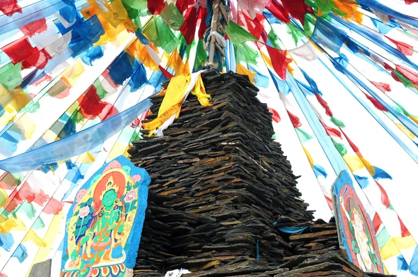 Flagi modlitewne tybetańskiego i mani skały — Zdjęcie stockowe