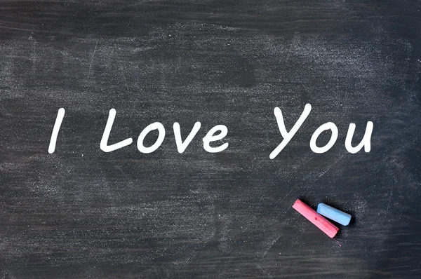 I love you - geschrieben mit Kreide auf verschmiertem Tafel-Hintergrund — Stockfoto