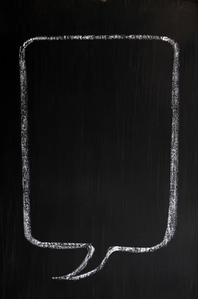 Bolla di discorso vuota disegnata su una lavagna macchiata — Foto Stock