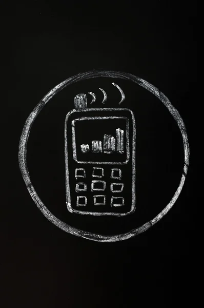 Giz desenho do símbolo do telefone móvel no fundo do quadro-negro — Fotografia de Stock