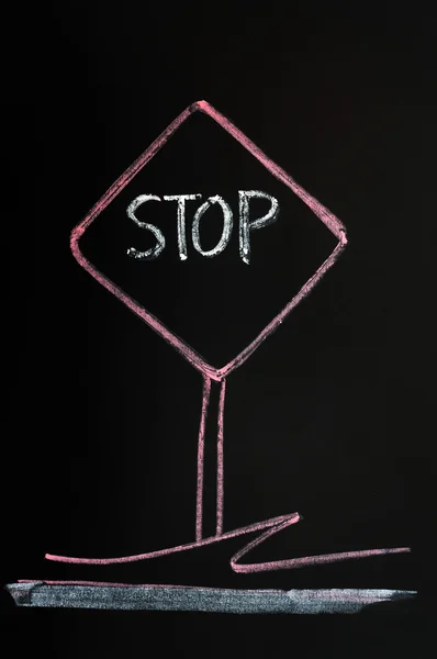 Stopp-Warnschild auf Tafel-Hintergrund gezeichnet — Stockfoto