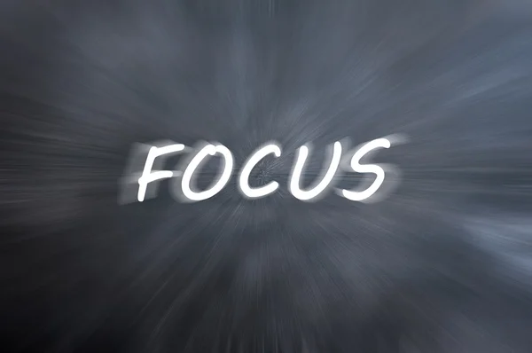 Focus mot avec des rayons de mouvement sur fond de tableau noir rétro — Photo