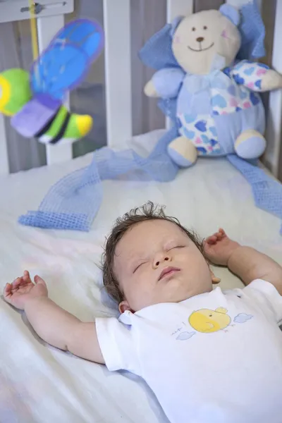 Baby schläft friedlich in seinem Kinderbett — Stockfoto