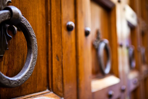 Металлический хлопок на старинной деревянной двери — стоковое фото