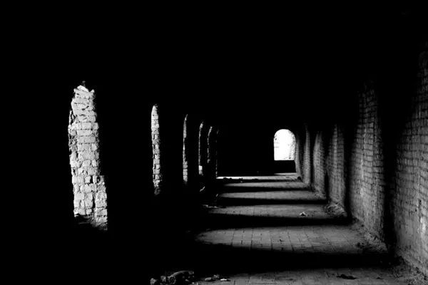 Ancien passage sombre — Photo