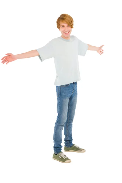 Мальчик-подросток с распростертыми объятиями — стоковое фото