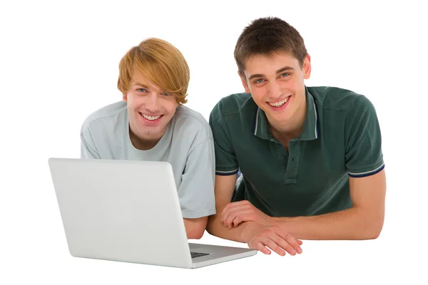 Хлопчики-підлітки з ноутбуком лежать — стокове фото