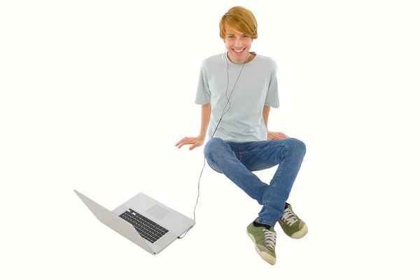 Adolescente chico con portátil — Foto de Stock