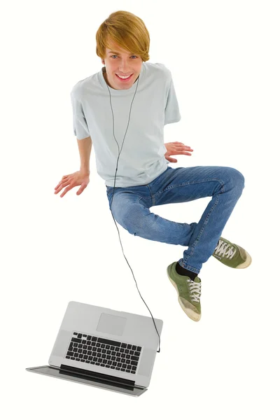 Dizüstü bilgisayarı olan genç çocuk — Stok fotoğraf