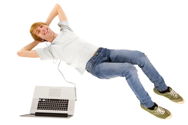 Мальчик-подросток с ноутбуком лежит — стоковое фото