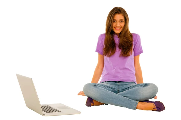 Adolescente avec ordinateur portable — Photo
