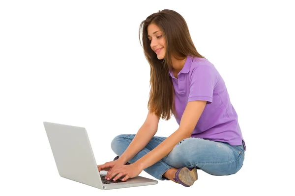 Ragazza adolescente utilizzando il computer portatile — Foto Stock