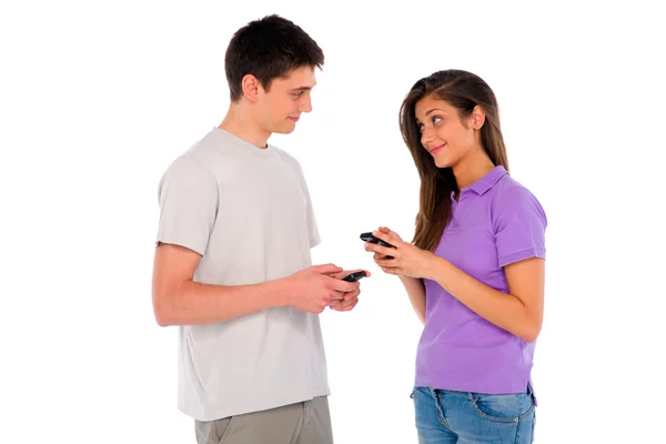 Couple d'adolescents avec smartphone — Photo