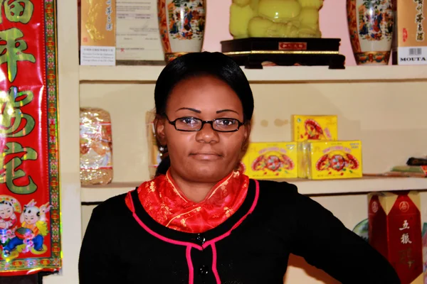 Ristorante cinese cameriera africana receptionist — Foto Stock