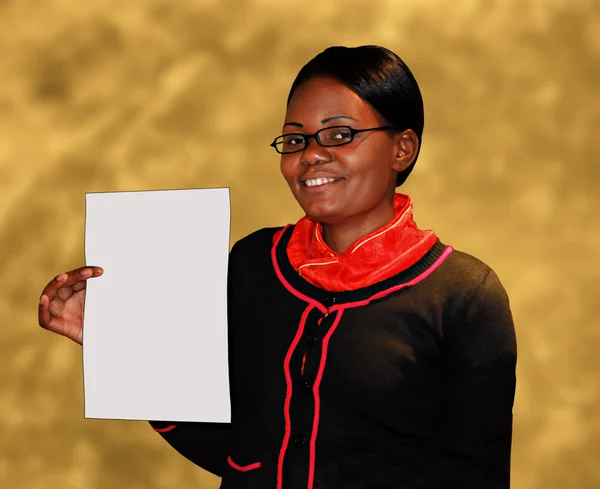 African Lady Holding Documento en blanco — Foto de Stock