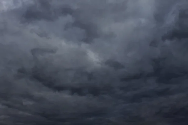 自然暗い雷や嵐の雲 — ストック写真