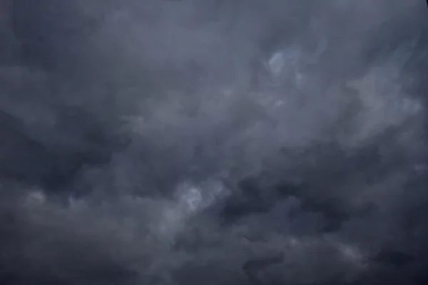 天然黑雷电和暴风雨的乌云 — 图库照片