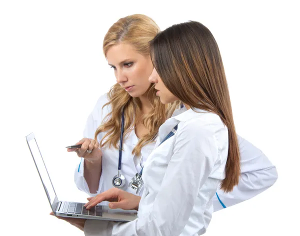 Duas mulheres médico e enfermeira pesquisa e mantenha o computador portátil — Fotografia de Stock