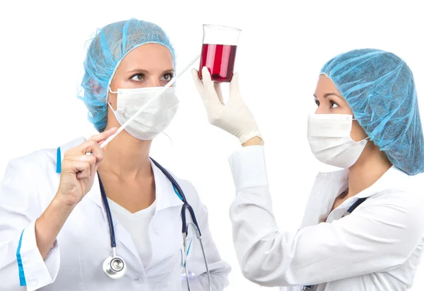 Orvos a tudósok a laboratóriumi vizsgálatok a vér piros kutatás — Stock Fotó