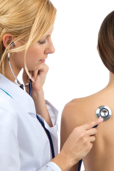 Läkare auscultating patient av stetoskop — Stockfoto