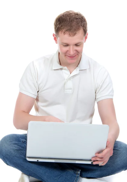Hombre con portátil moderno y tecleando en el teclado — Foto de Stock