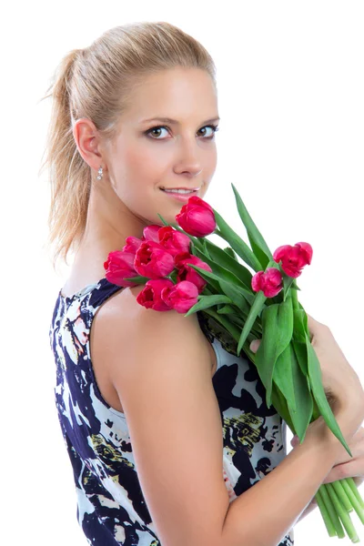Frau hält einen Bund roter Tulpen in der Hand — Stockfoto