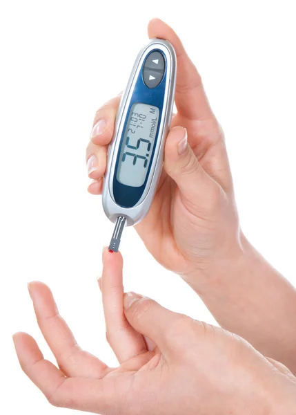Medición de los niveles de glucosa en sangre utilizando un ultra mini glucosímetro — Foto de Stock