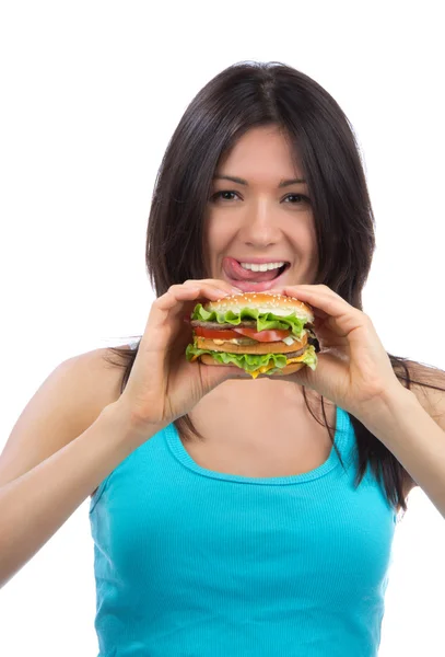 Женщина с вкусным фаст-фудом нездоровый бургер в руке голодный — стоковое фото