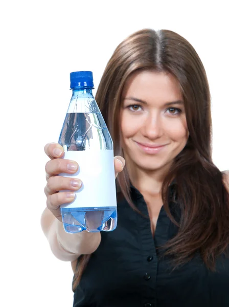 Mujer mostrando agua potable — Foto de Stock