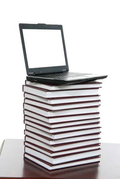 Ordenador portátil en la pila superior de libros — Foto de Stock