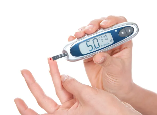 Diabetes que medem o nível de glicose teste de sangue — Fotografia de Stock