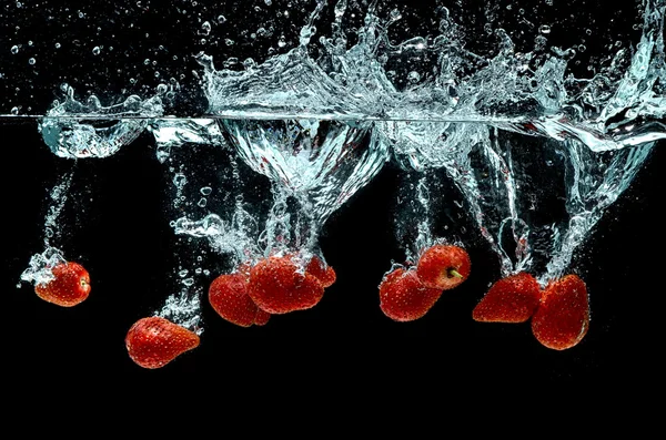 Aardbei vruchten splash op water — Stockfoto