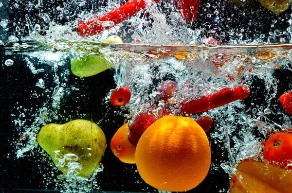 Fruit op water splash — Stockfoto