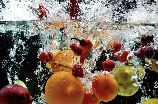 Owoc rozchlapać na wodzie — Zdjęcie stockowe