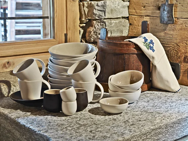 Detalhe de pratos no mármore na cozinha rústica — Fotografia de Stock