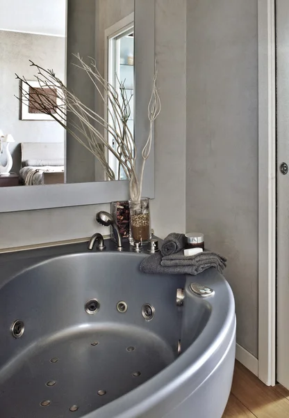 Detalhe da banheira cinza em um banheiro moderno — Fotografia de Stock