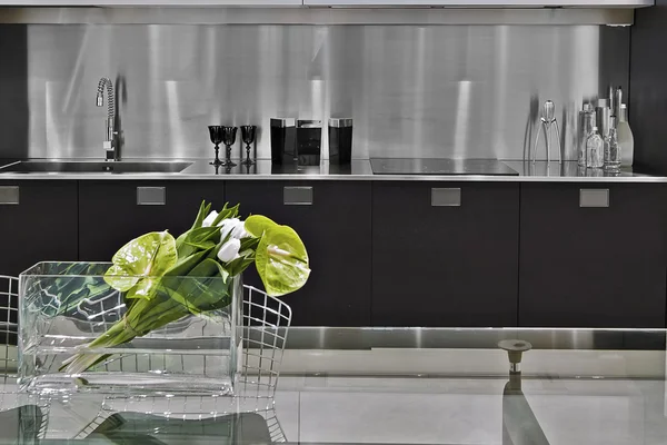 Detail van de bloemen in de moderne keuken — Stockfoto