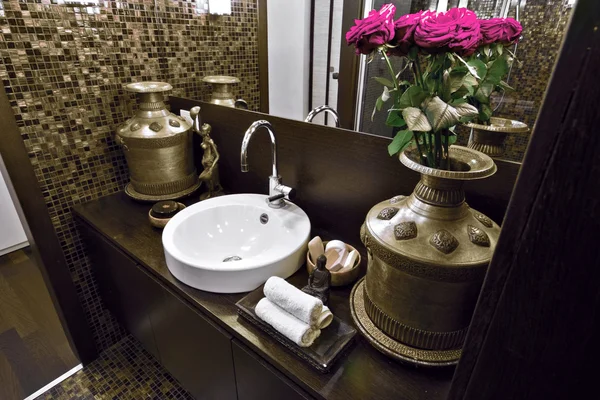 モダンなバスルームの洗面化粧台の詳細 — ストック写真
