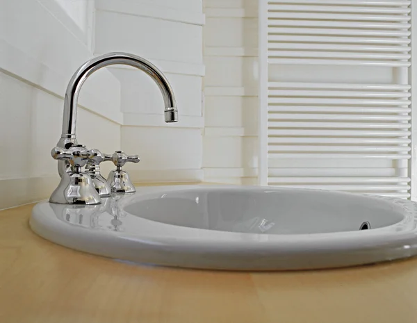 水龙头和在现代浴室洗脸盆的细节 — 图库照片