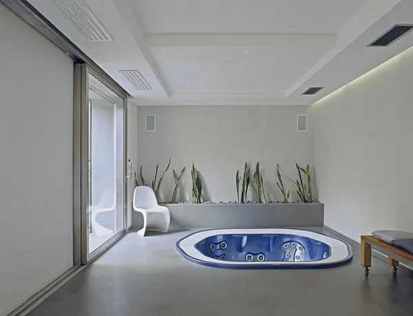 Moderna vasca da bagno nel seminterrato — Foto Stock