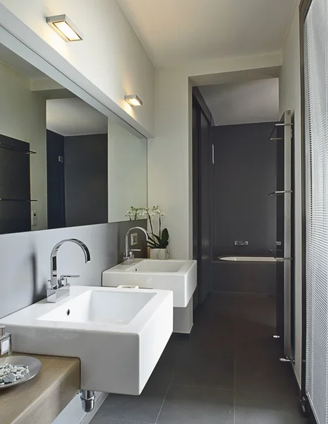 モダンなバスルームには 2 つの洗面台 — ストック写真