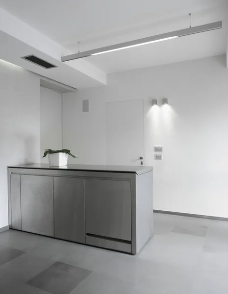 Bodrum katında modern çelik mutfak — Stok fotoğraf