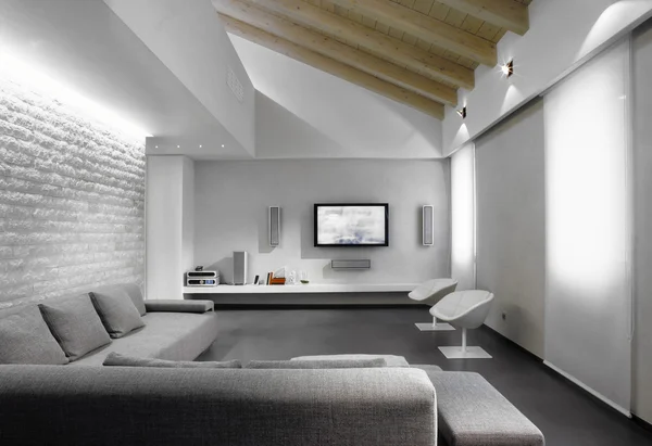 Canapé gris dans le salon moderne dans la chambre mansardée — Photo