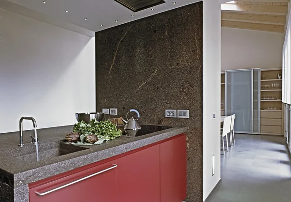 Tavan odasında modern kırmızı mutfak — Stok fotoğraf