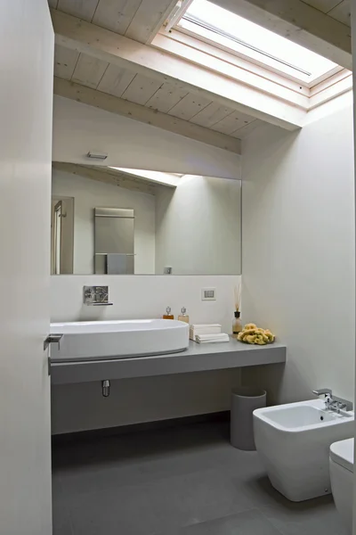 Salle de bain moderne dans la chambre mansardée — Photo
