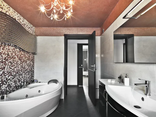 Salle de bain moderne avec baignoire et lavabo — Photo